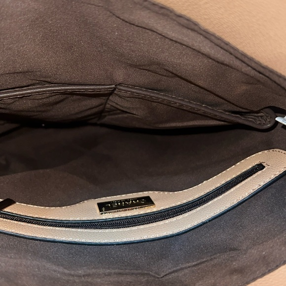 Tan with a long chain strap and pearl and short chain strap - Picture 5 of 7